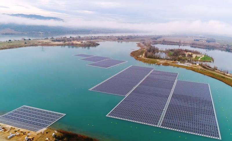 L'autoconsommation en énergie solaire capter sur un lac pour ne plus avoir besoin d'énergie nucléaire à Fréjus dans le Var.
